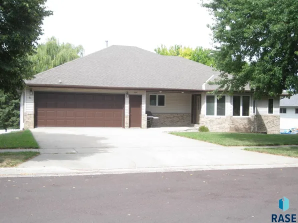 504 E 11th St, Dell Rapids, SD 57022