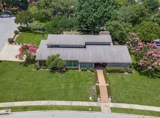 100 La Paz Ct, Irving, TX 75062