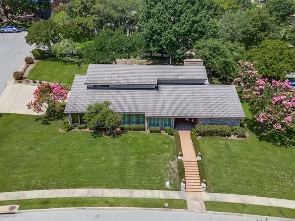 100 La Paz Ct, Irving, TX 75062