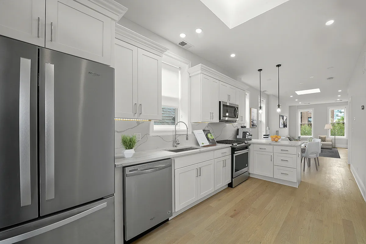 Building Photo - 1241 N Bosworth Ave #2