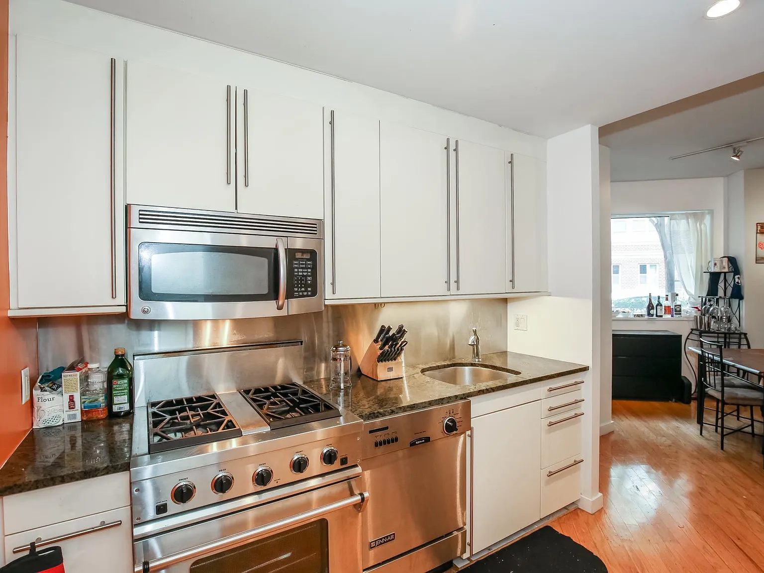 2 bed, 998 sqft, $3,650 — Photo 3