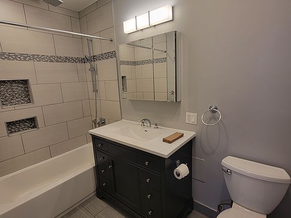 5th image of 160 W Burton Pl #1