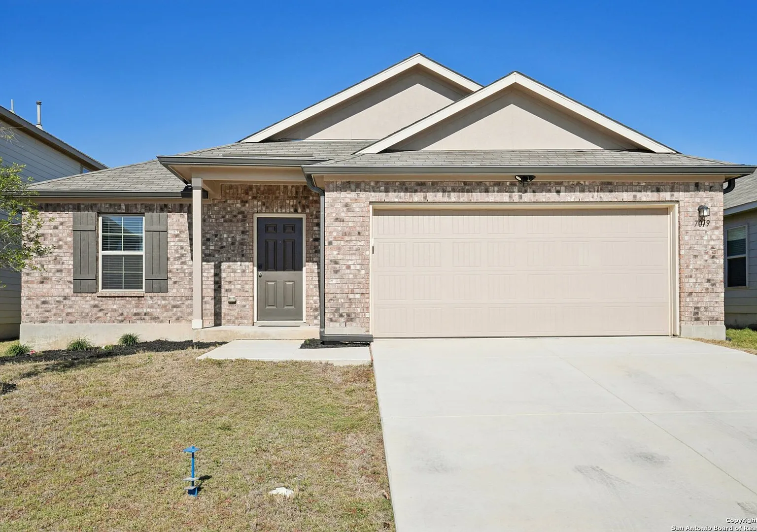 Beautiful 3 - Bedroom One Story Home in Vista Ridge Community — Photo 1