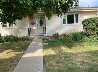819 Wiltshire Dr APT 3, McHenry, IL 60050