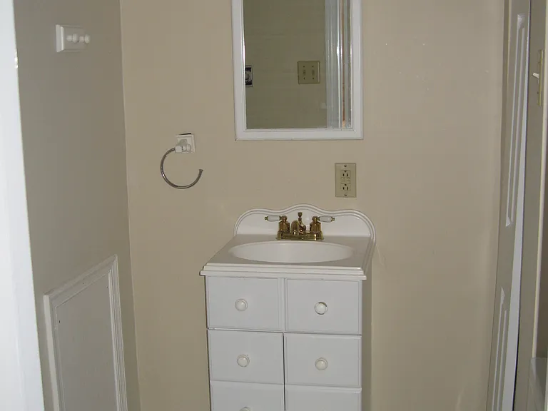 497 Conarroe St #B — Photo 5