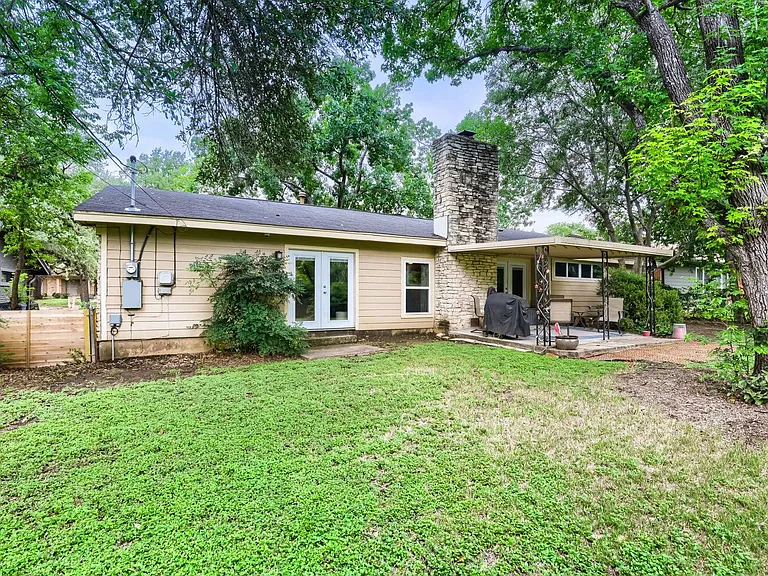 2606 Loyola Ln — Photo 15