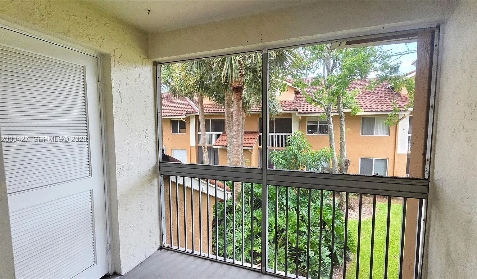 Colonnades Condo — Photo 4