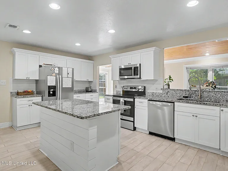 412 Woodland Park Dr — Photo 9
