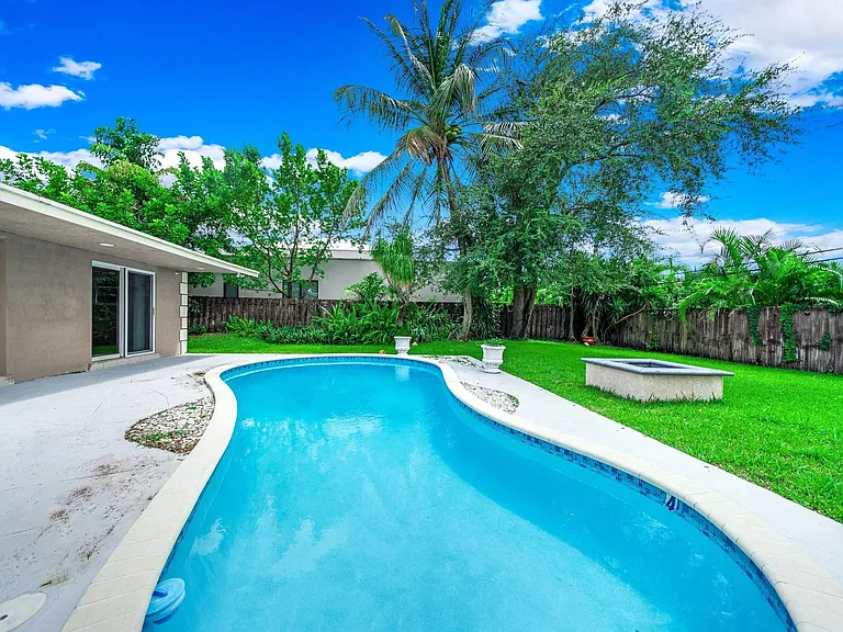 4021 Bayview Dr — Photo 41