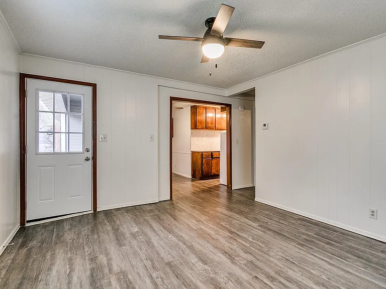217 E Daws St #B — Photo 4