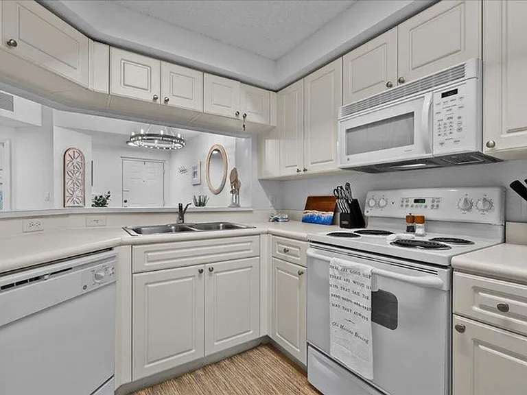 3020 Alcazar Pl #308 — Photo 2