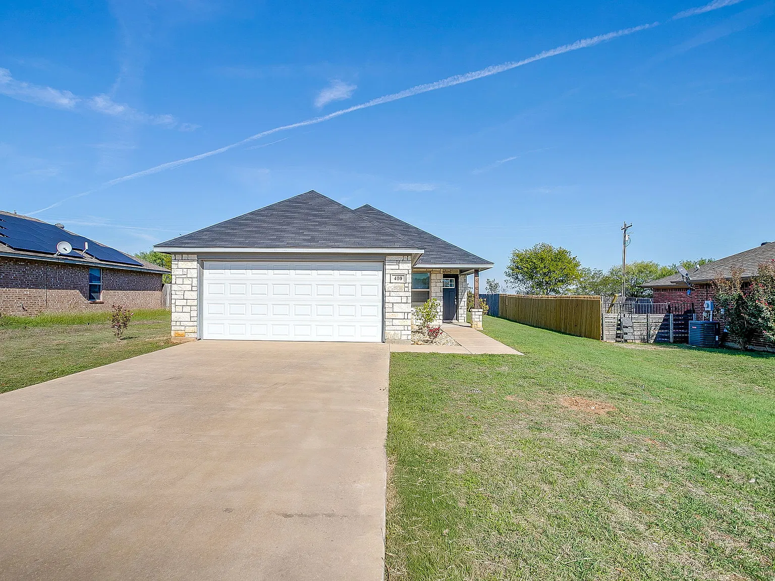 3 bed, 1220 sqft, $1,750 — Photo 1