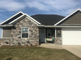 317 Bryn Dr, Peosta, IA 52068