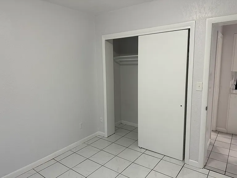 801 1/2 E Adalee St — Photo 3