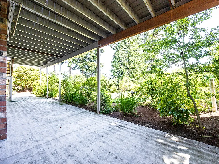 8142 Comox Rd — Photo 5