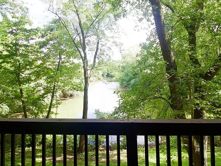 Building Photo - 5501 Lakeside Dr #2B