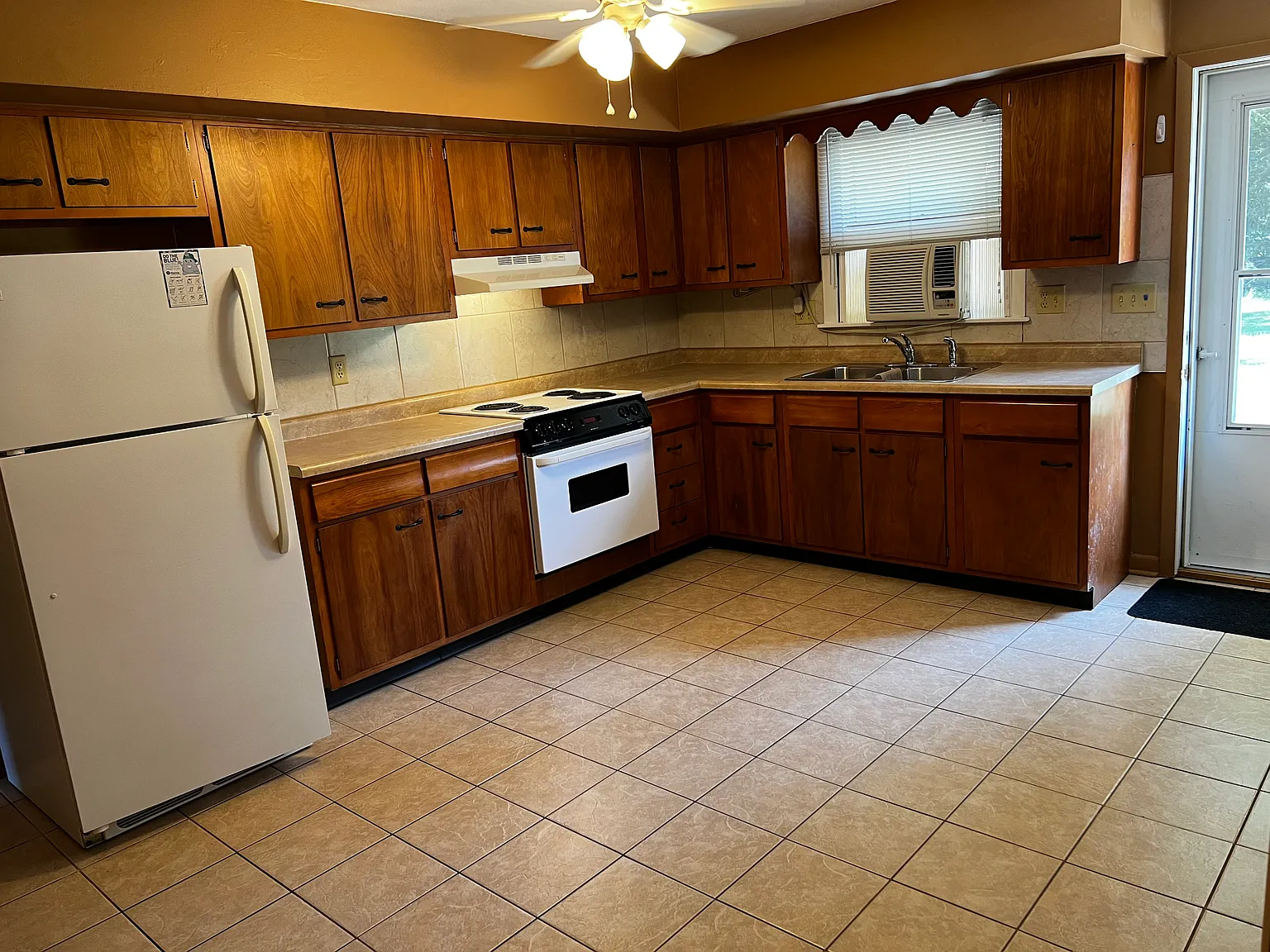 2 bed, 1120 sqft, $870 — Photo 4