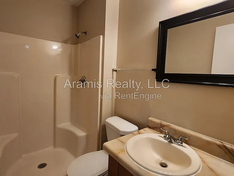 1050 Greendale Ln — Photo 9