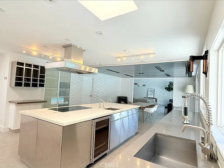 1801 Roscomare Rd — Photo 13