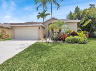 150 Heatherwood Dr, Royal Palm Beach, FL 33411