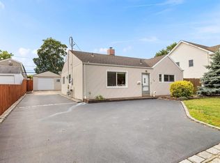 528 Sunnybrook Dr, Oceanside, NY 11572