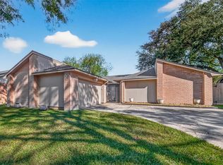 17043 Coachmaker Dr, Friendswood, TX 77546