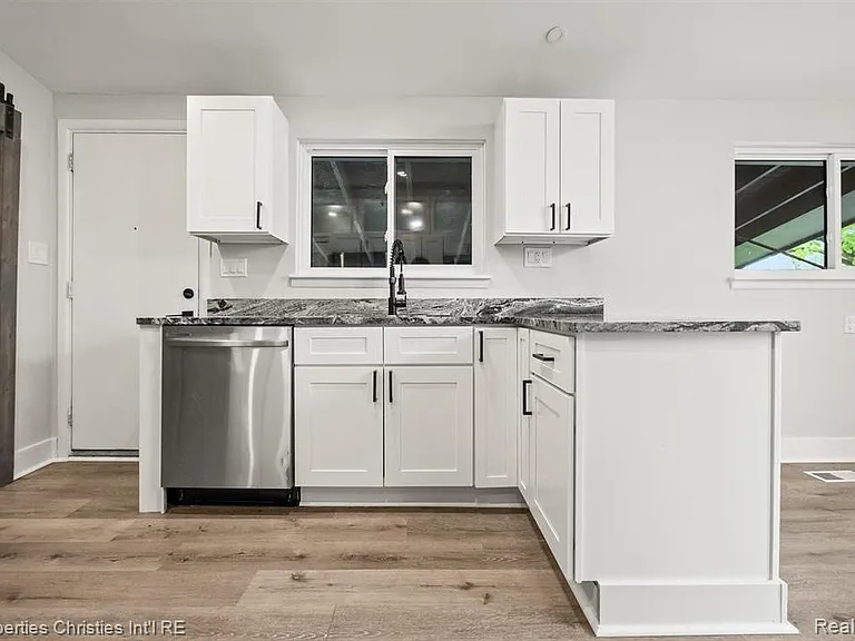 29464 Fairfax St — Photo 9