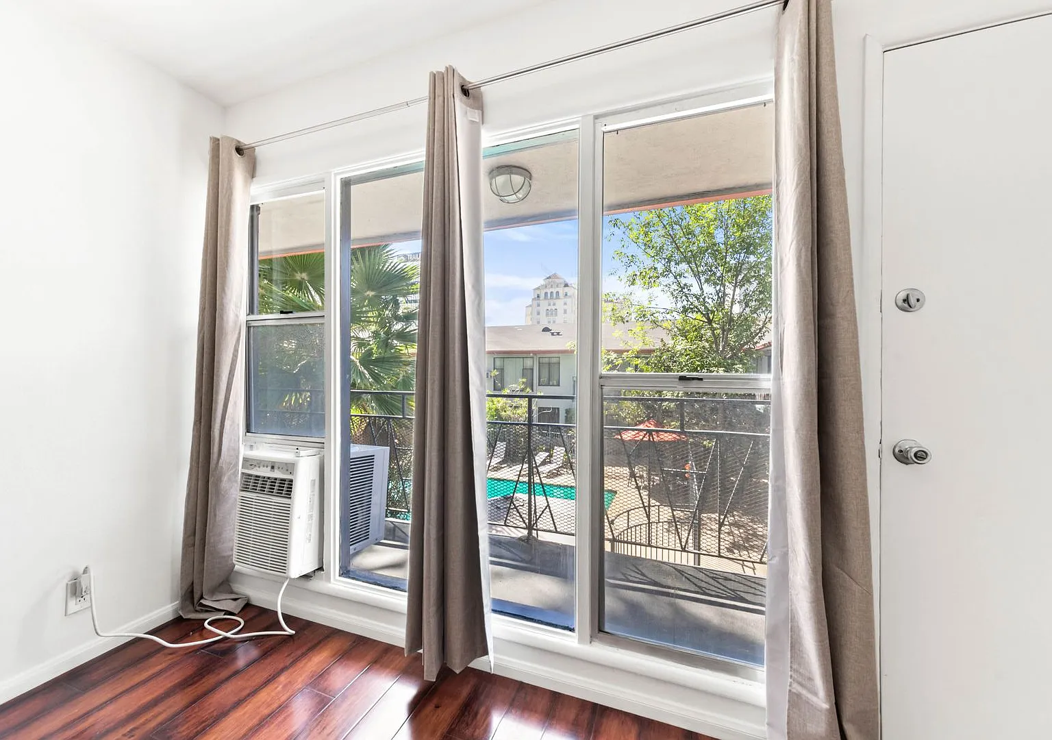 Hollyview Apartments — Photo 4