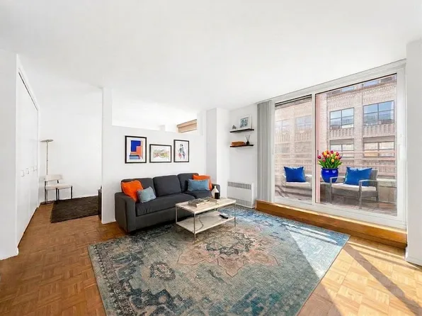 350 W 50th St APT 5W, New York, NY 10019