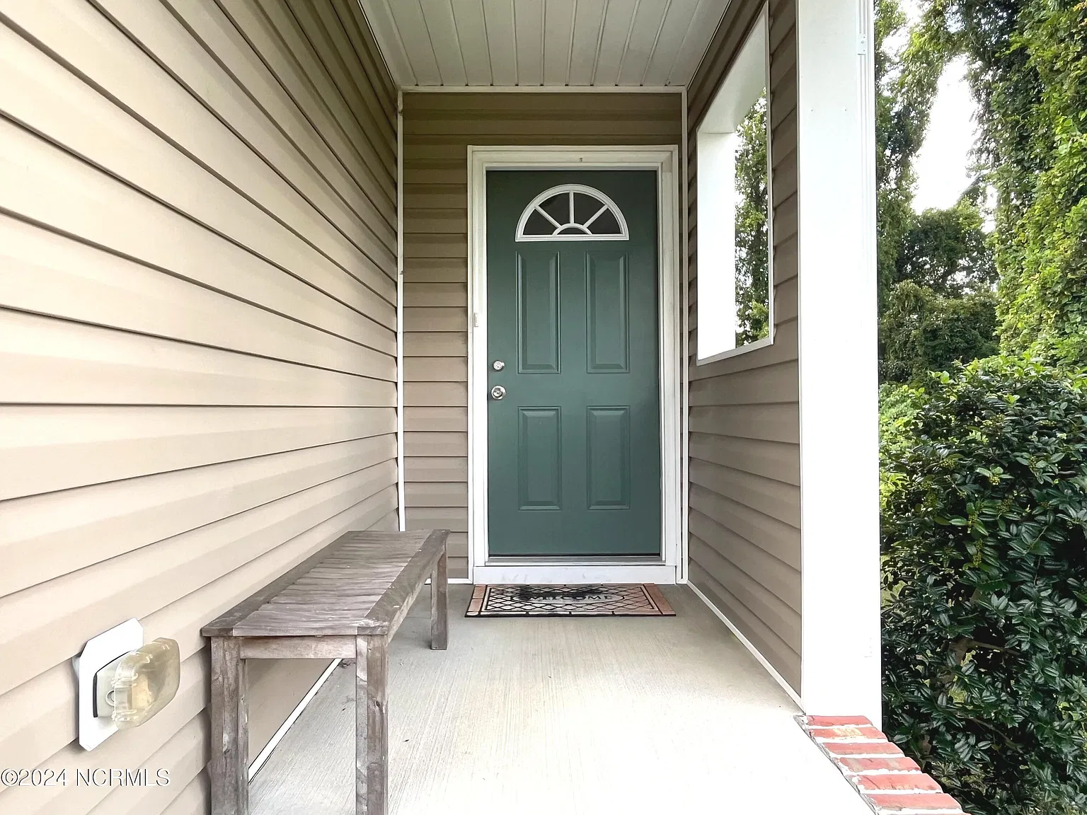 3 bed, 2.5 bath, 2150 sqft, $2,050 — Photo 2