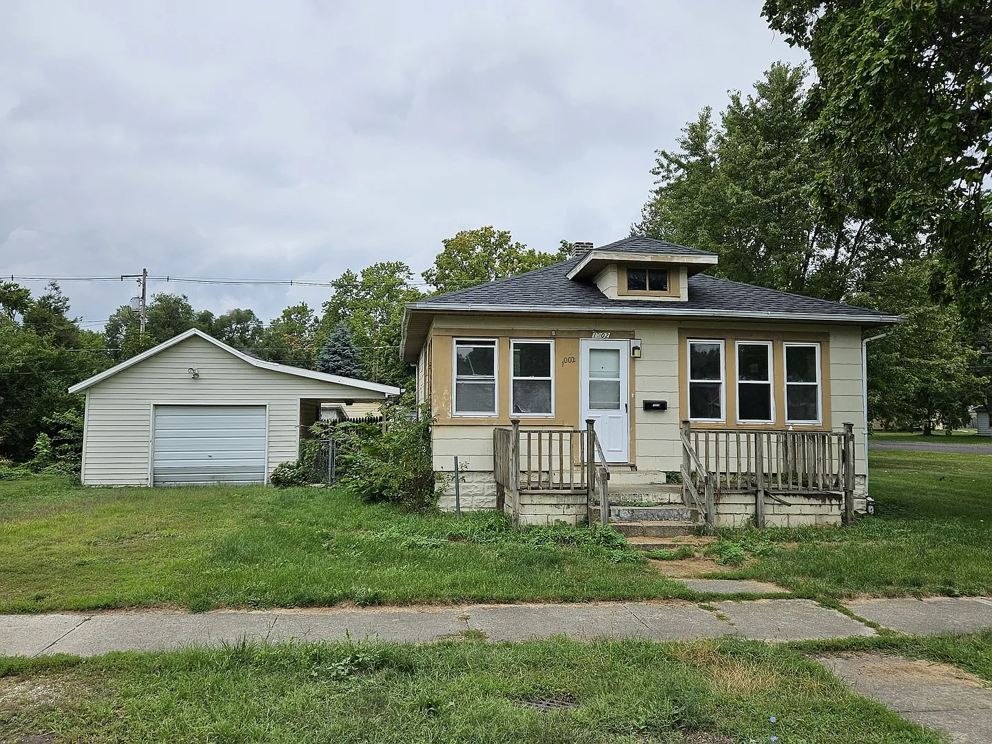 1002 W Maple St photo 1