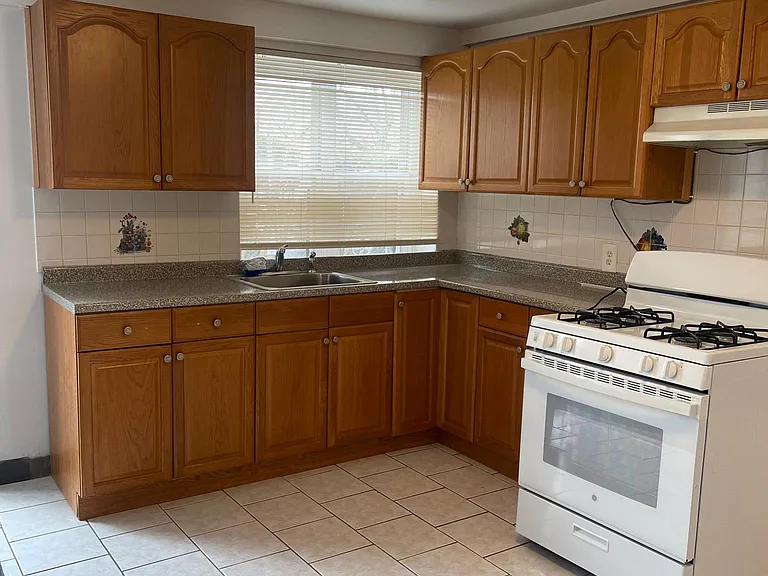 1284 Pelham Pkwy S #1A — Photo 6
