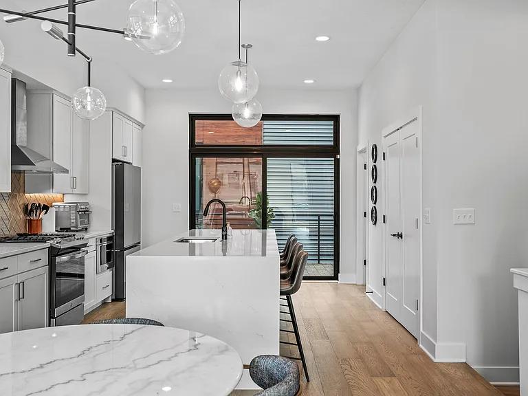 1403 Superior Ave E — Photo 9