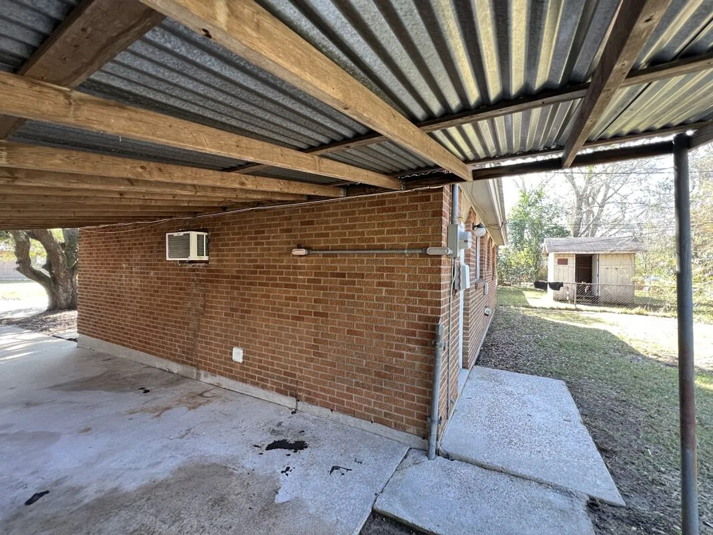Cozy Brick Home with Covered Parking Denova St. — Photo 3