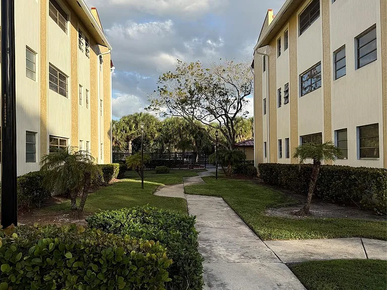 2075 Coral Ridge Dr #2075 — Photo 2