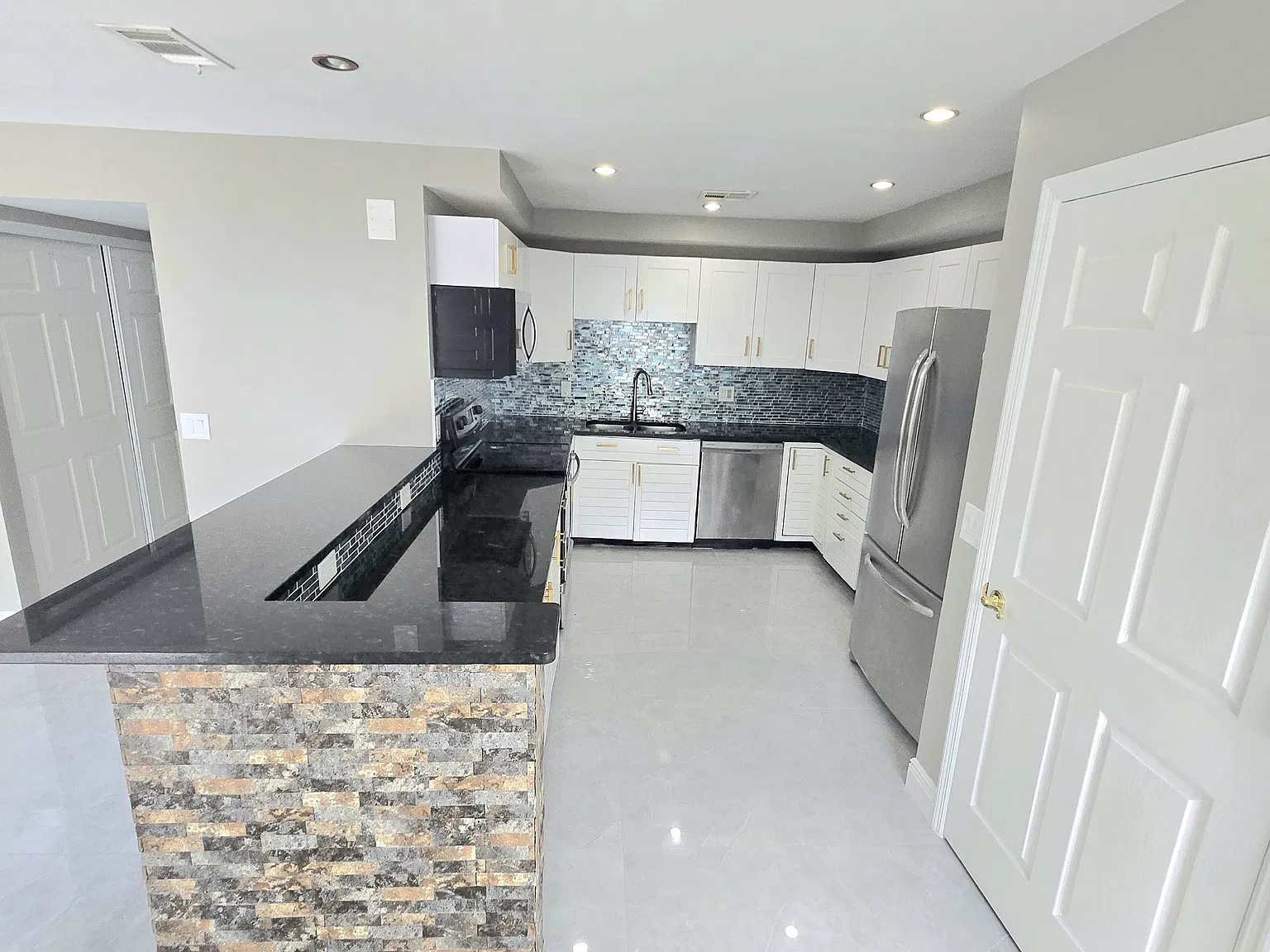 3 bed, 2.5 bath, 1630 sqft, $2,850 — Photo 2