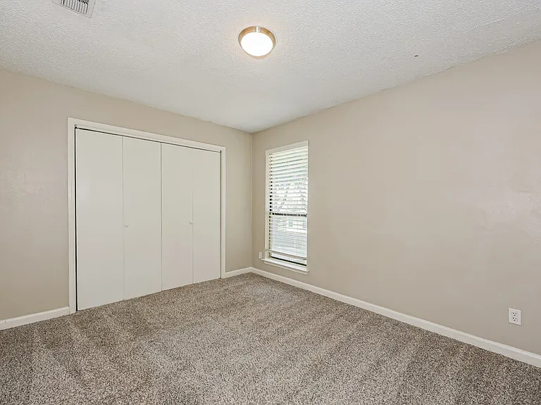 1804 Lincolnshire Way — Photo 14