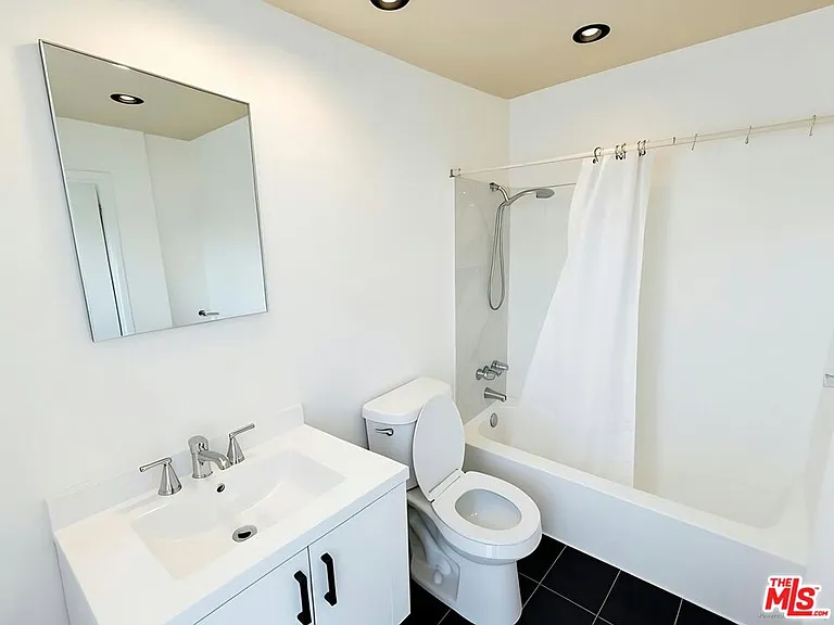 815 S Ardmore Ave #202 — Photo 5