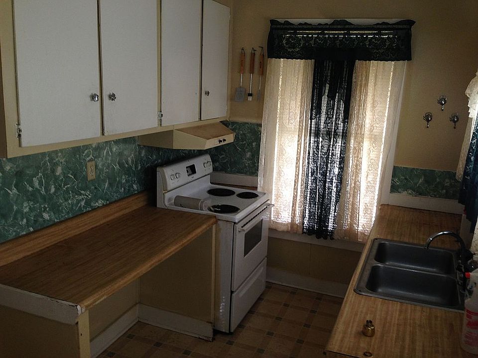 1st image of 1052 Amelia St