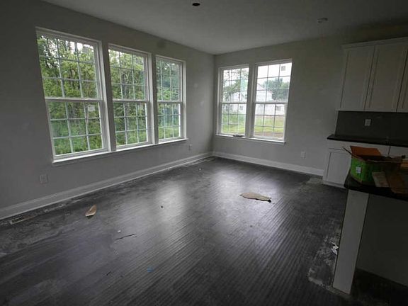 4th image of 682 Cliff View Dr