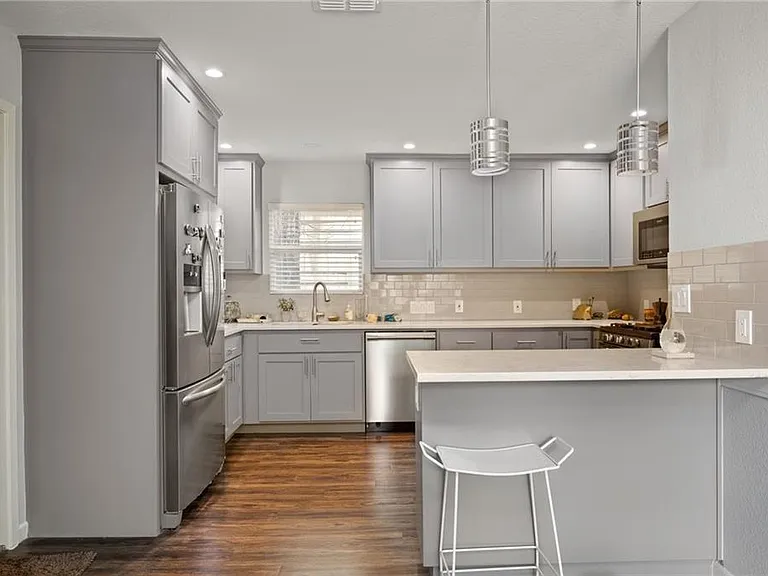 1801 Maple Ave — Photo 2
