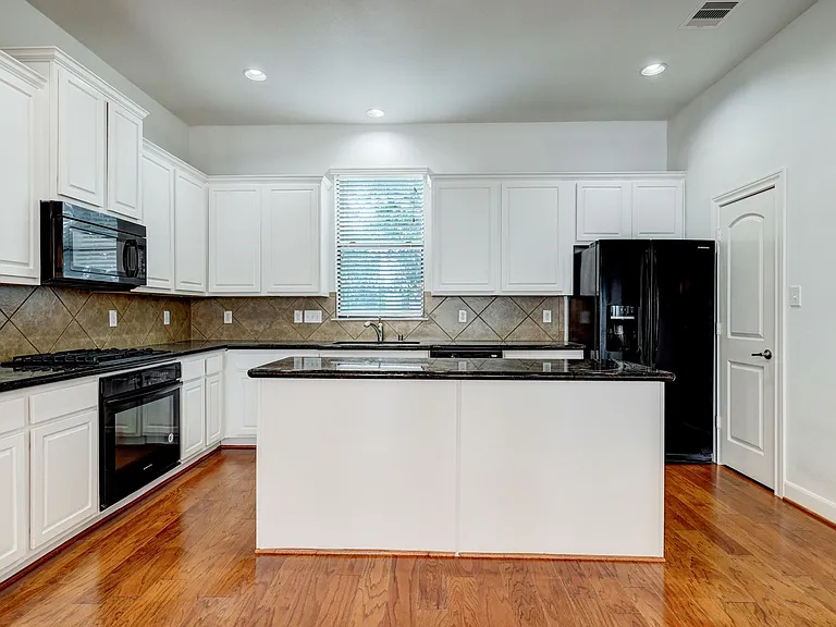 2364 Sperber Ln — Photo 6