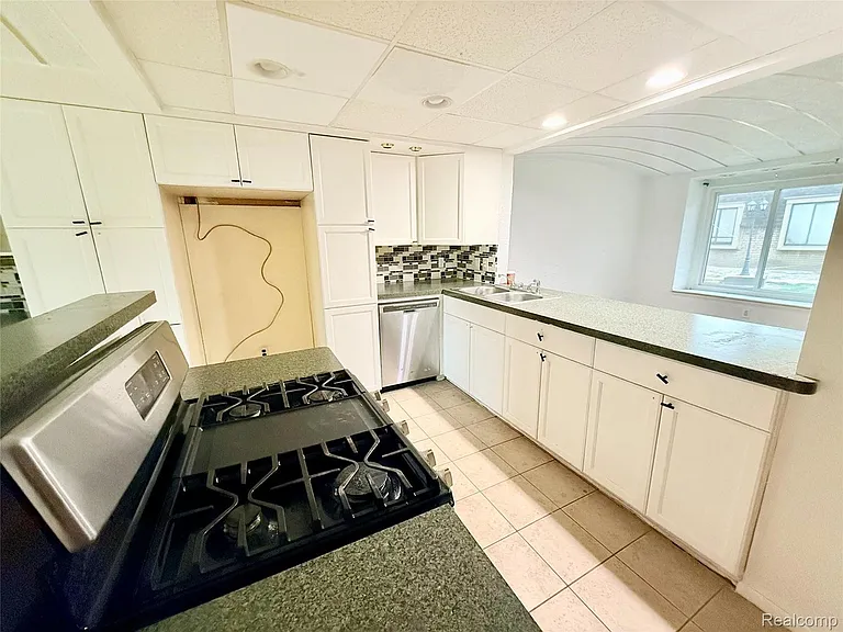 29105 Yorkshire Ln — Photo 2