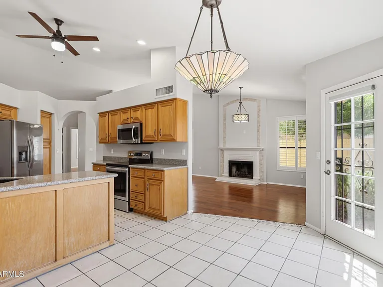 225 W Vera Ln — Photo 8