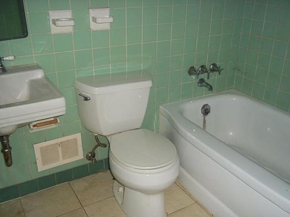 5th image of 25521 Chatworth Dr