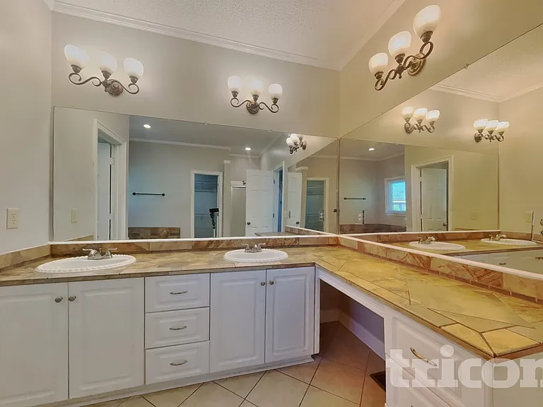 405 Ashington Ct — Photo 9