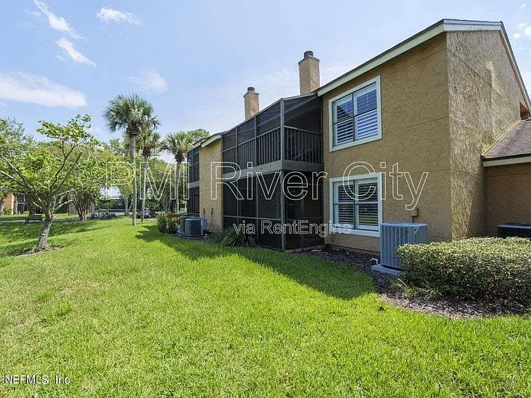 908 Shoreline Cir — Photo 2