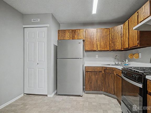5th image of 8 Clay St