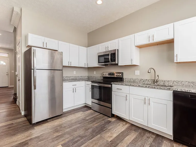 1363 Summit St — Photo 2