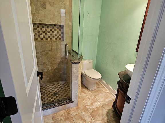5th image of 109 Crest Ave